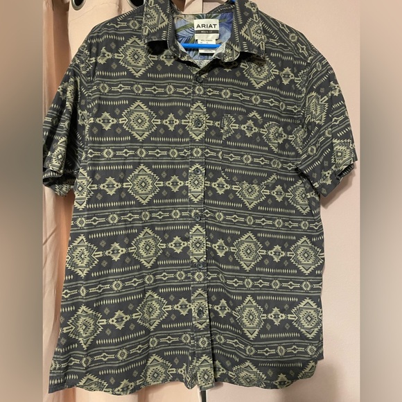 Ariat Other - ARIAT Men's Wrinkle Resist Serape Island Stretch Modern Fit Shirt